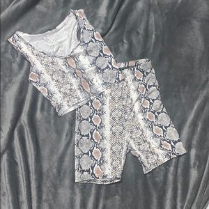 A cute snake print outfit...🥰